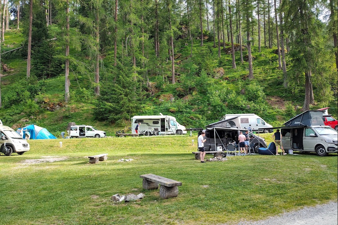 Camping Pè da Munt - Wohnmobil- und Wohnwagenstandplätze auf der Wiese