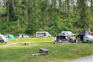 Camping Pè da Munt - Wohnmobil- und Wohnwagenstandplätze auf der Wiese