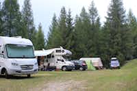 Camping Pè da Munt - Wohnmobile ud Zelte auf Stellplätzen