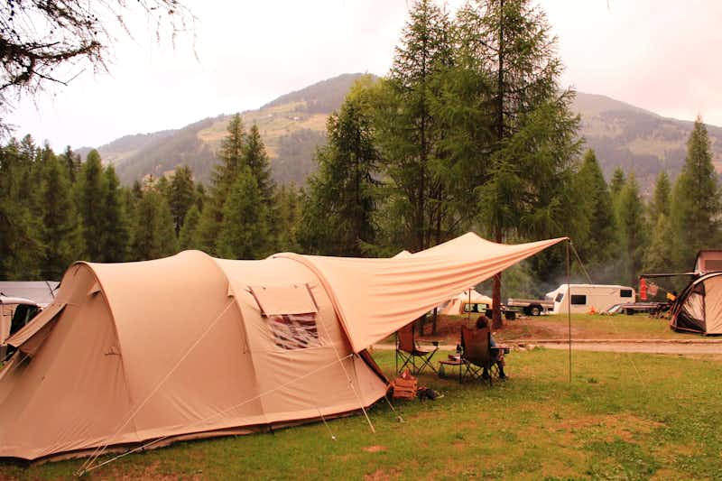 Camping Pè da Munt - Zelt auf dem Campingplatz mit den Bergen im Hintergrund