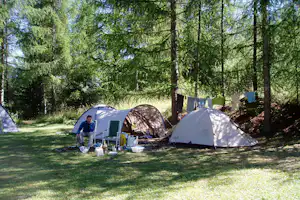 Camping Pè da Munt - Zelte unter Bäumen