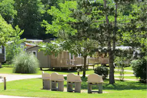 Camping Padimadour - Grillstelle auf der Wiese neben den Mobilheimen