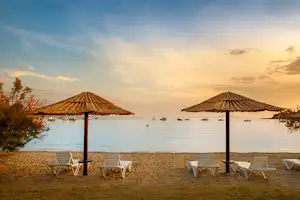 Camping Padova III - Badestrand vor dem Campingplatz mit Liegestühlen und Sonnenschirmen