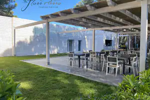 Camping Paestum Mare Pineta - Überdachte Terrasse des Campingplatzes