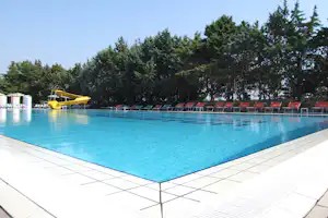 Camping Paestum - Pool mit Wasserrutsche auf dem Campingplatz