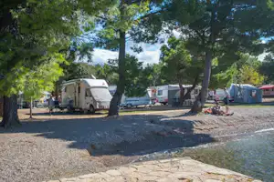 Camping Paklenica - schattiger Wohnmobilstellplatz am Meer auf dem Campingplatz