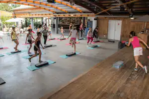 Camping Palace - Fitness-Gruppe auf dem Campingplatz