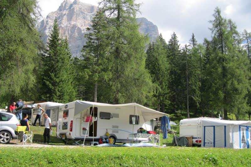 Camping Palafavera  -  Stellplätze vom Campingplatz im Grünen mit Blick auf die Alpen