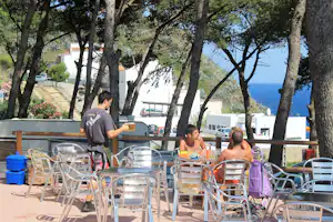 Camping Palamós - Bar Terrasse mit Blick auf das Meer