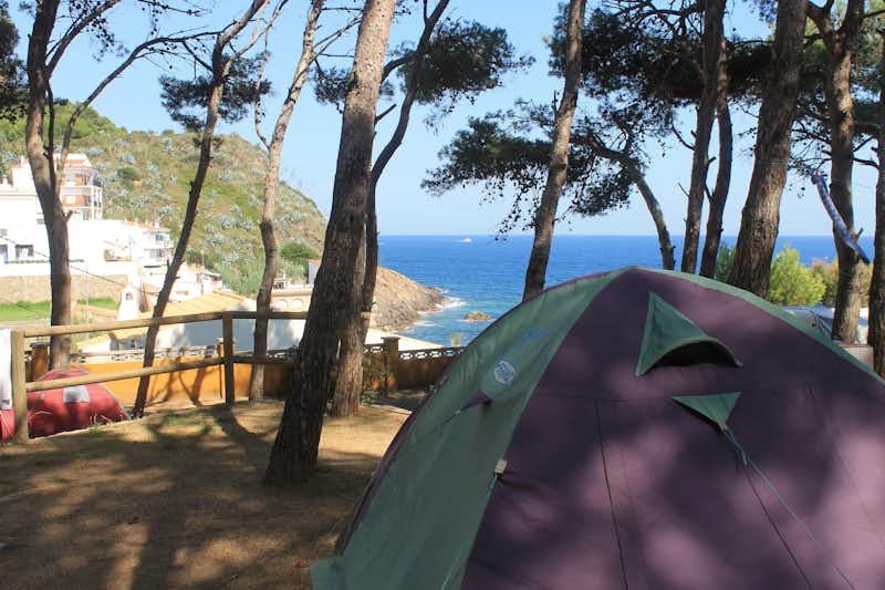 Camping Palamós - Zeltplatz auf der Campingplatzanlage mit Blick auf das Meer