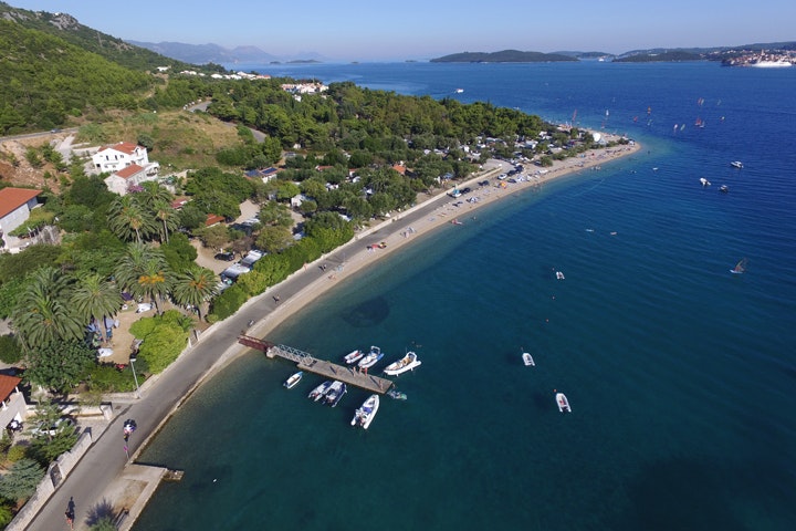 Camping Palme - Blick auf den Platz mit Bootssteg und Strand  auf dem Campingplatz