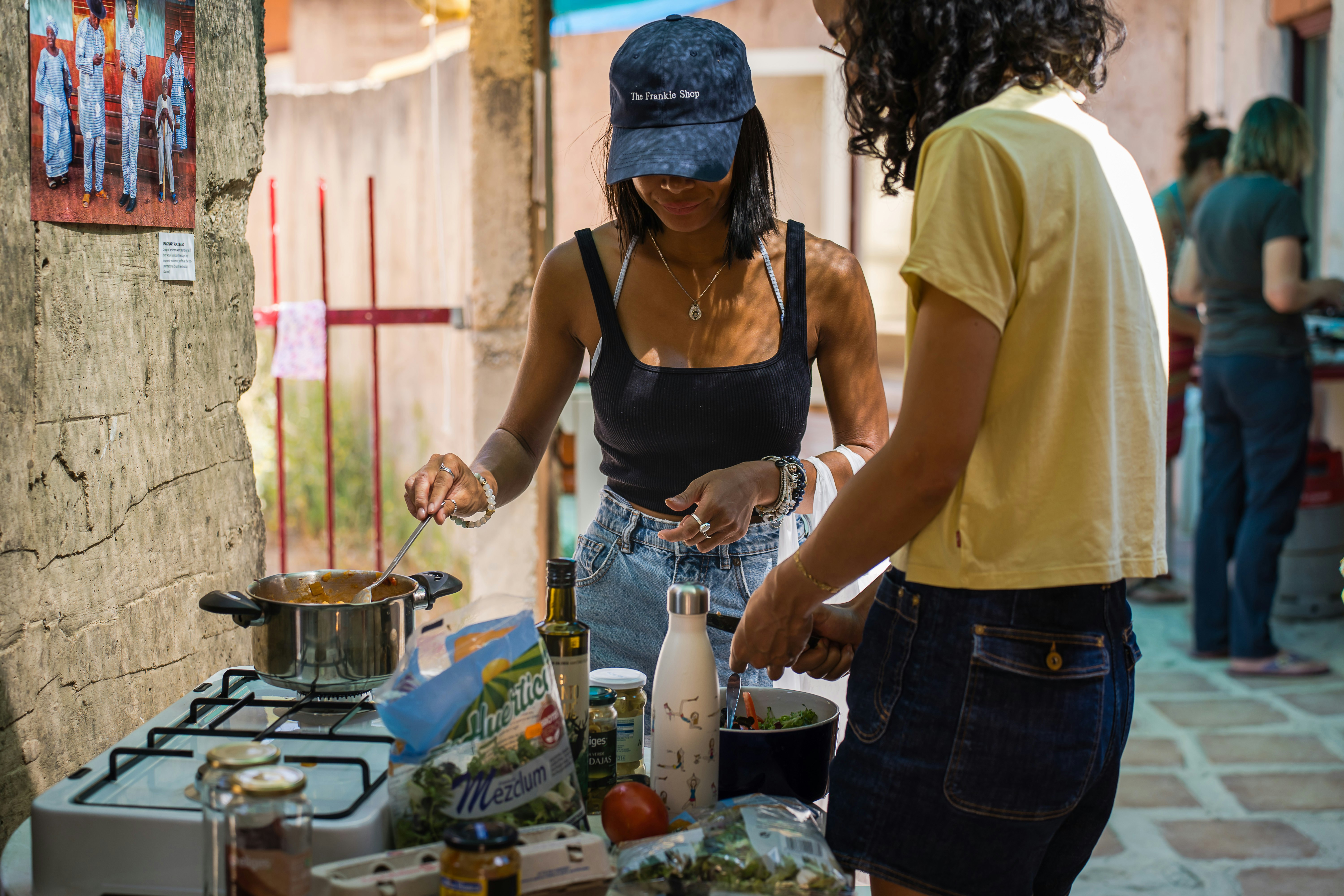 Camping Palomera - Camper kochen gemeinsam auf dem Campingplatz