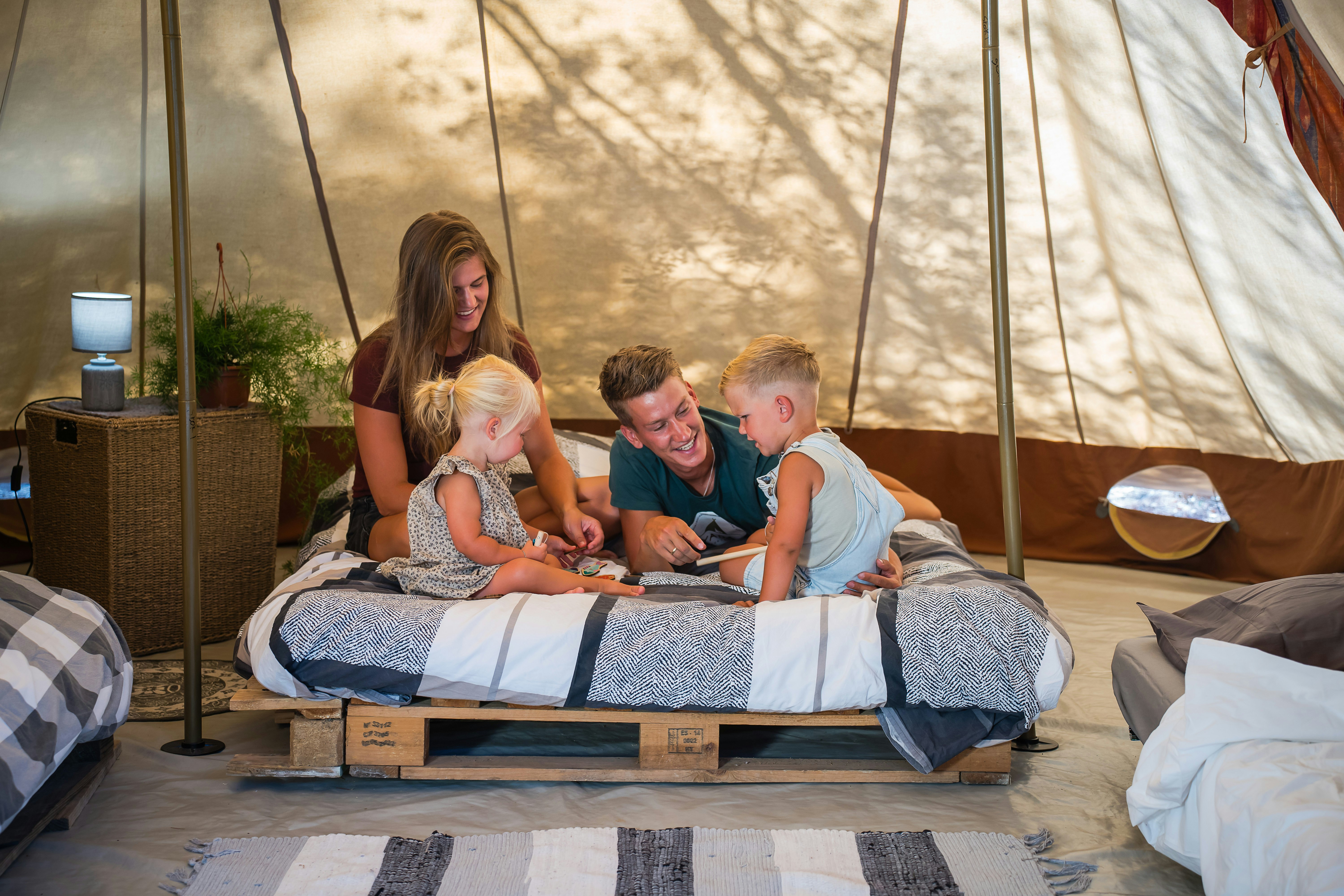 Camping Palomera - Familie in einem Glamping-Zelt
