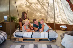 Camping Palomera - Familie in einem Glamping-Zelt