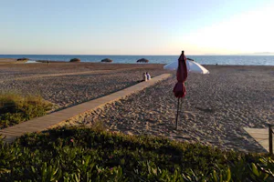 Camping Palouki - Fussgängerweg auf dem Strand am Campingplatz