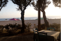 Camping Palouki - Restaurant Terrasse mit Blick auf das Meer auf dem Campingplatz