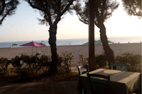 Camping Palouki - Restaurant Terrasse mit Blick auf das Meer auf dem Campingplatz
