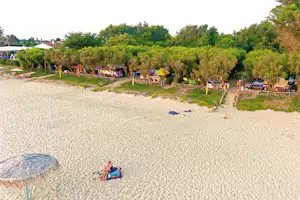 Camping Palouki - Badestrand mit Sonnenschirmen beim Campingplatz