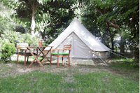 Camping Palouki Stellplätze  im Schatten der Bäume auf dem Campingplatz
