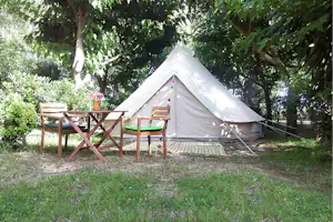 Camping Palouki Stellplätze im Schatten der Bäume auf dem Campingplatz