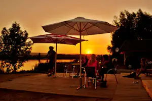 Camping Palumpa-Land - Camper auf einer Terrasse vom Campingplatz mit Blick auf den See