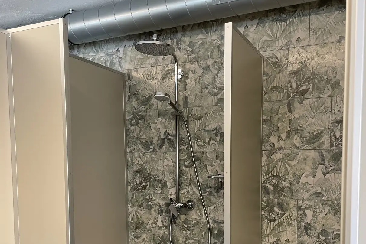 Camping Panorama - Duschkabinen im Sanitärgebäude des Campingplatzes