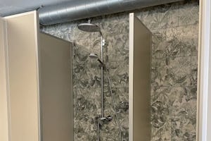 Camping Panorama - Duschkabinen im Sanitärgebäude des Campingplatzes