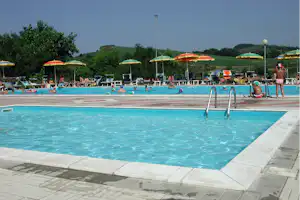 Camping Panorama Pesaro - Pool im Freien mit Liegestühlen und Sonnenschirmen