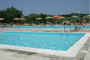 Camping Panorama Pesaro - Pool im Freien mit Liegestühlen und Sonnenschirmen