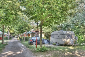 Camping Panorama Pesaro - Standplätze im Grünen auf dem Campingplatz