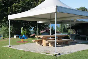 Camping Panorama - Bänke und Tisch unter einem Pavillon auf dem Campingplatz