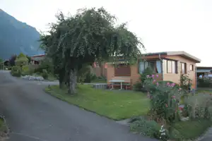 Camping Panorama - Bungalows an einer Strasse auf dem Campingplatz