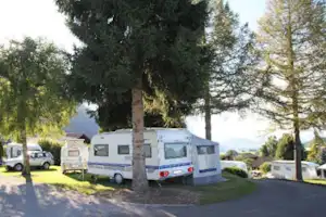 Camping Panorama - Stellplätze mit Wohnwagen darauf an einer Strasse des Campingplatzes