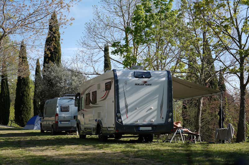 Camping Panorama del Chianti - Stellplätze im Halbschatten