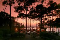Camping Panorama du Pyla  - Blick auf das Restaurant vom Campingplatz bei Sonnenuntergang