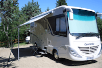 Camping Panoramico - Wohnmobil mit Markise auf dem Campingplatz
