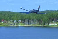 Camping Papartis - Kleinflugzeug über dem See mit dem Campingplatz im Hintergrund