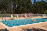 Camping Paradella  -  Pool vom Campingplatz mit Liegestühlen in der Sonne