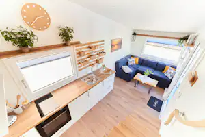 Camping-Paradies Grüner Jäger Wohn- und Kochbereich in der Tiny House Karl Mietunterkunft