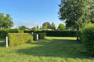 Camping-Paradies Grüner Jäger parzellierte, teilweise durch Hecken getrennte Standplätze