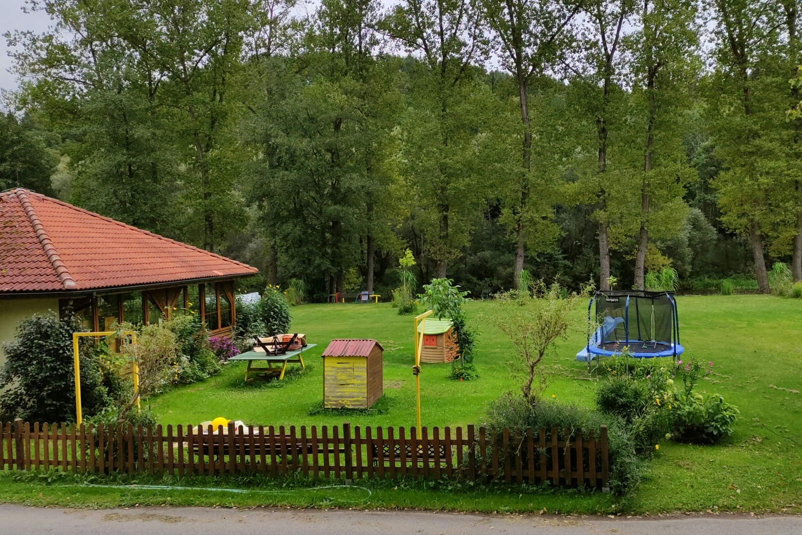 Camping Paradijs - Campingplatz mit Tischtennisplatte und Trampolin