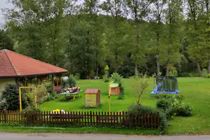Camping Paradijs - Campingplatz mit Tischtennisplatte und Trampolin