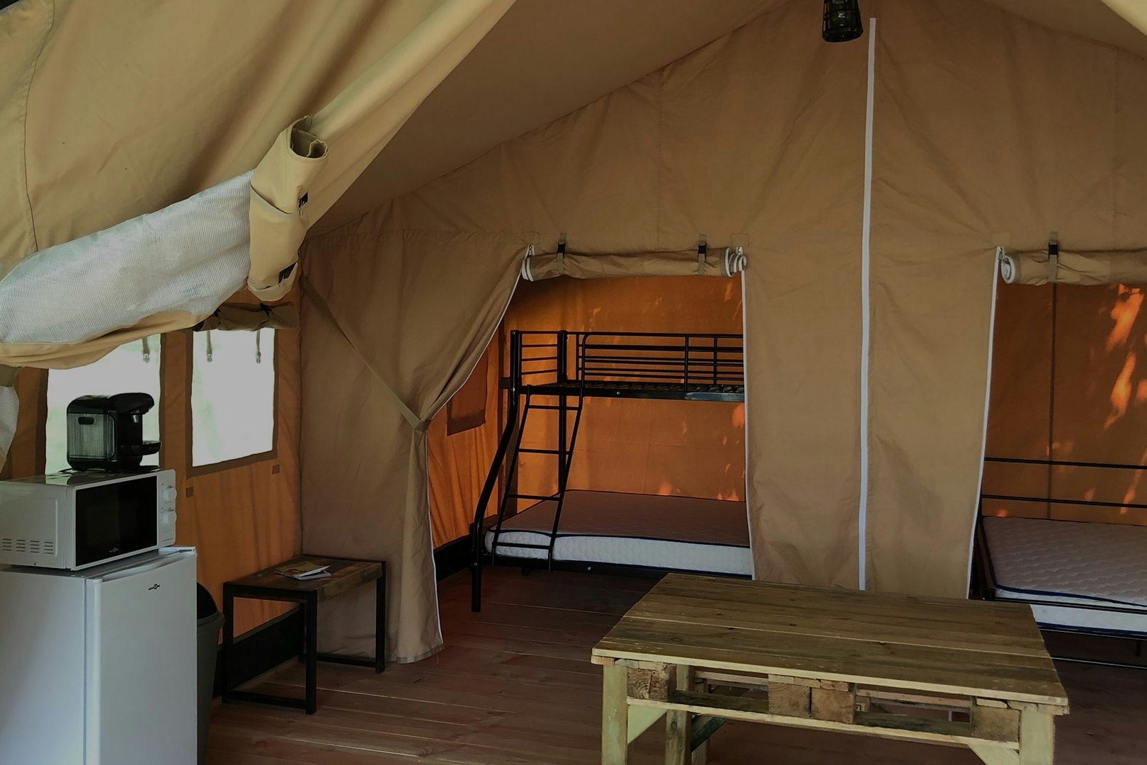 Camping Paradis Aubeterre sur Dronne  - Innenansicht eines Glamping-Zeltes