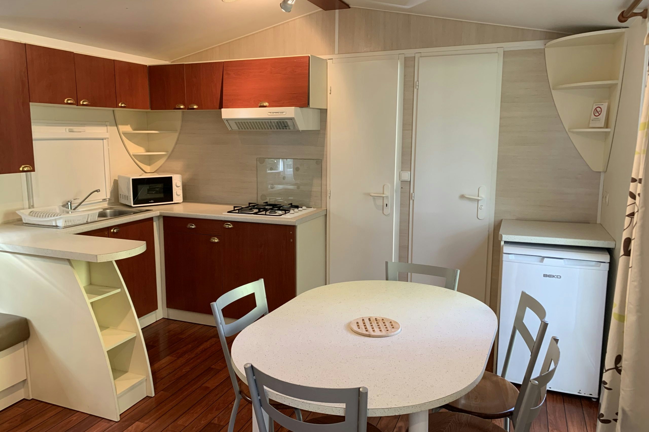 Camping Paradis Aubeterre sur Dronne  - Innenansicht eines Mobilheims mit Küche
