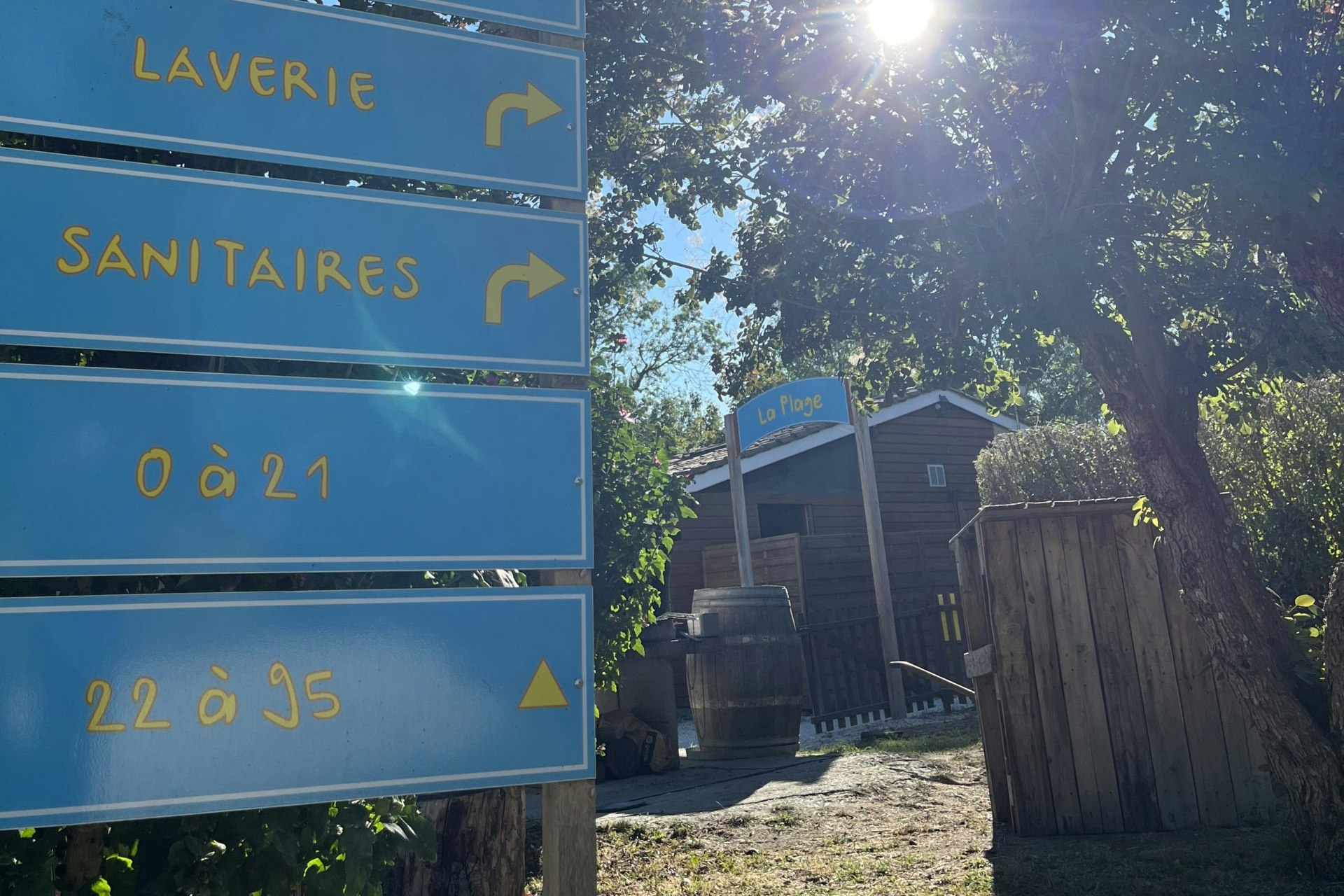 Camping Paradis Aubeterre sur Dronne - Wegweiser auf dem Campingplatz