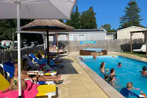 Camping Paradis Family des Issoux - Pool im Freien mit Liegestühlen und Sonnenschirmen