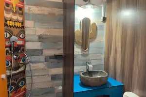 Camping Paradis Family des Issoux - Privatsanitär eines Stellplatzes mit Dusche