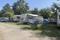 Camping Paradis Family des Issoux - Stellplätze auf der Wiese