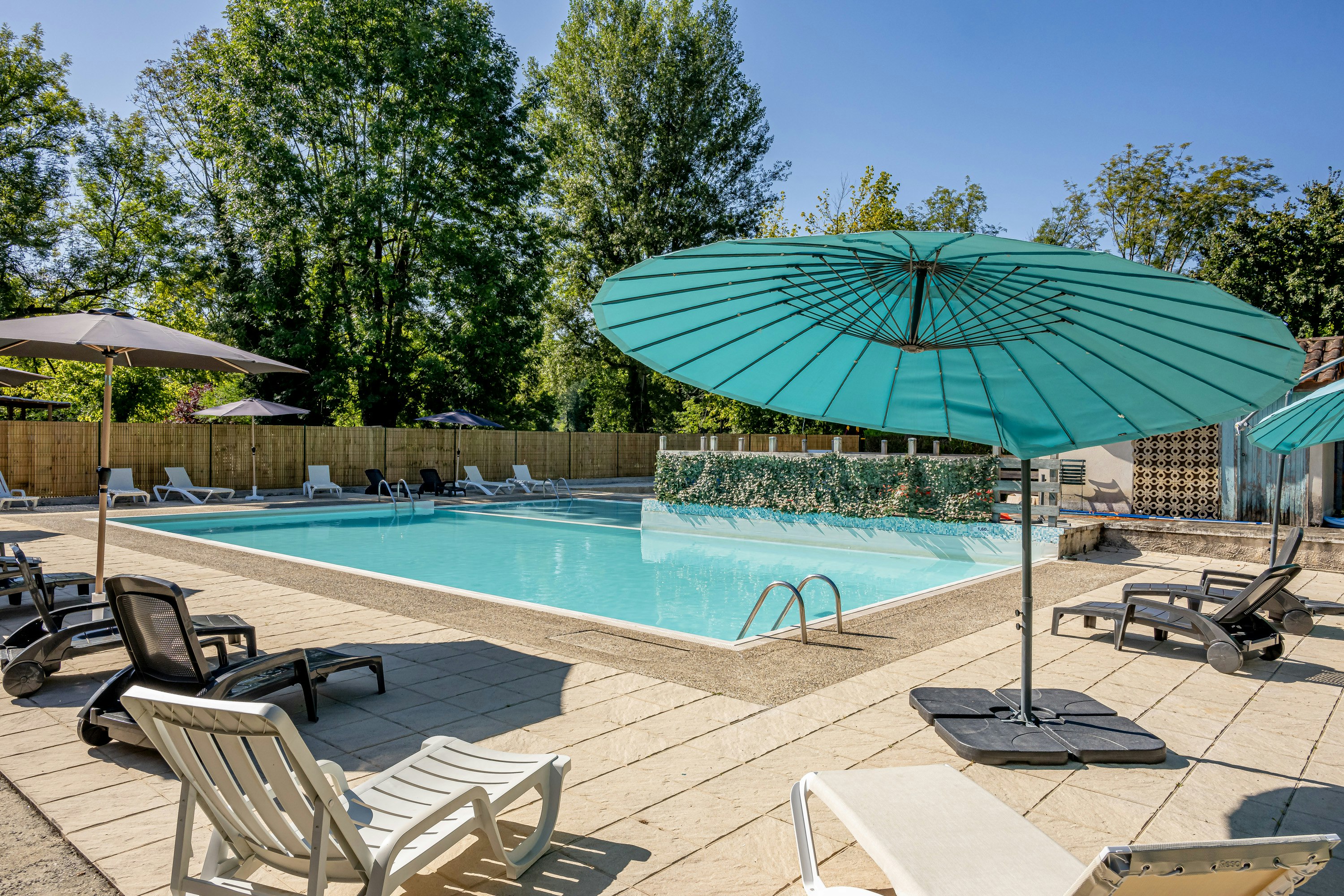 Ushuaia Villages Les Belles Rives  - Pool im Freien mit Liegestühlen und Sonnenschirmen