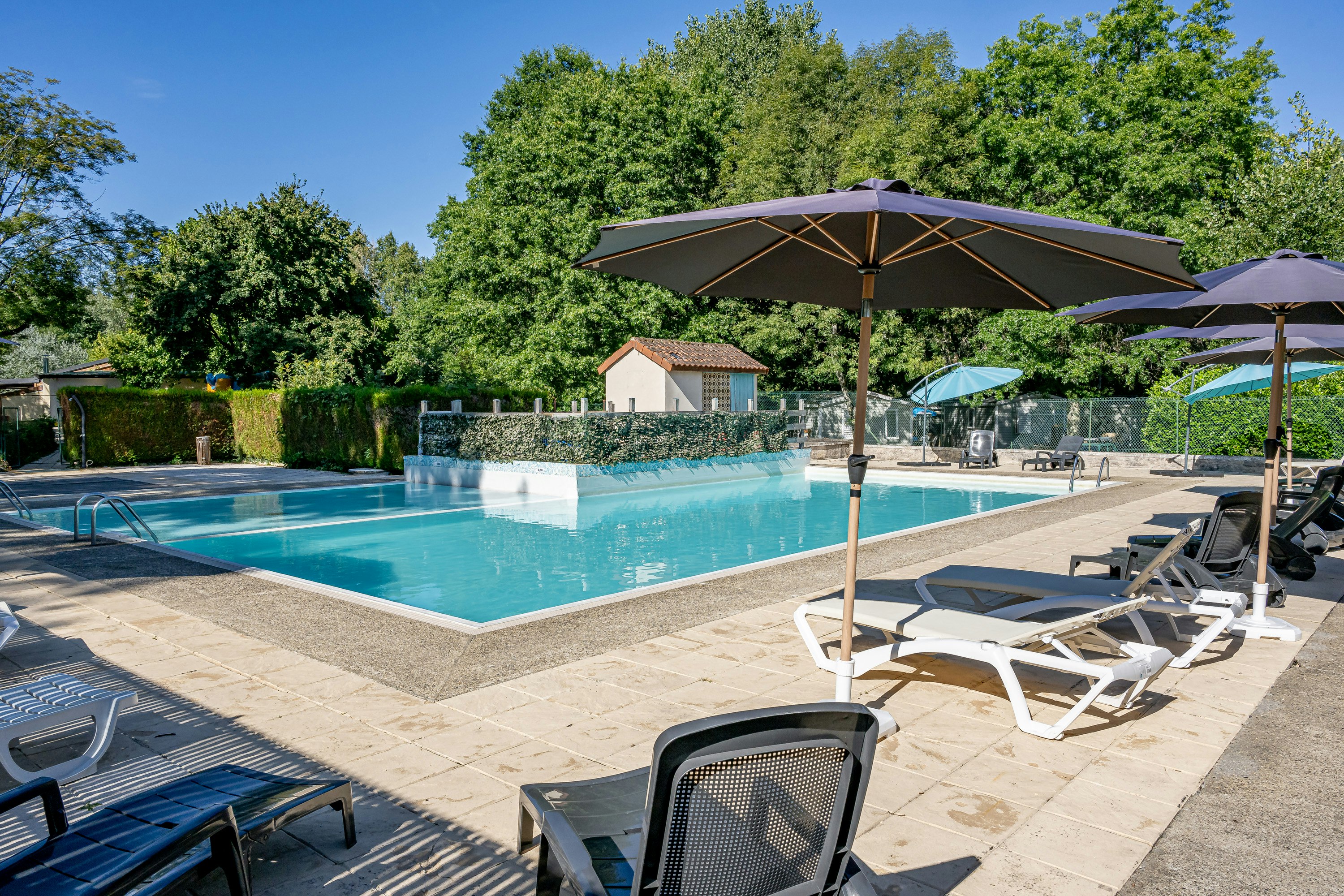 Ushuaia Villages Les Belles Rives  - Pool im Freien mit Liegestühlen und Sonnenschirmen